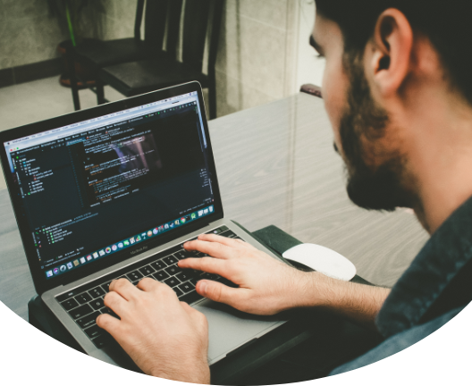 pcでコードを書く男性