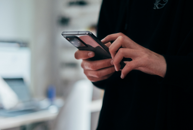 スマートフォンを操作する人々